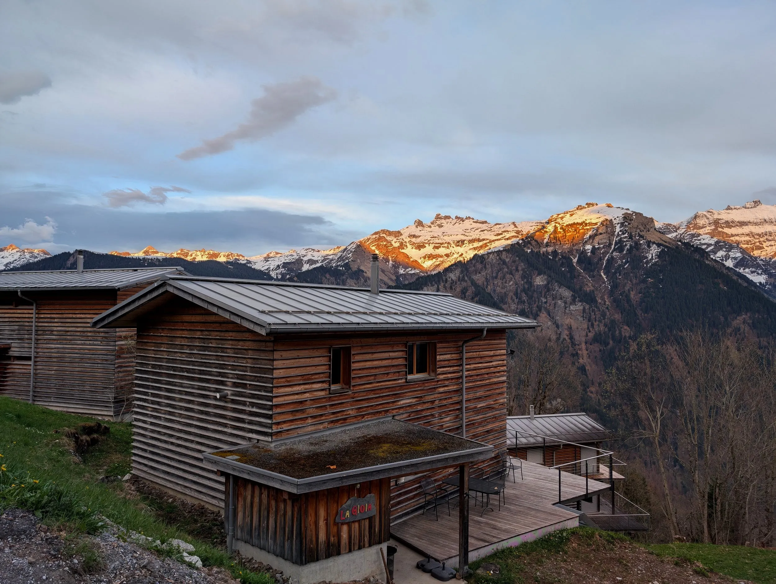Architektur und Holzbau in alpiner Landschaft